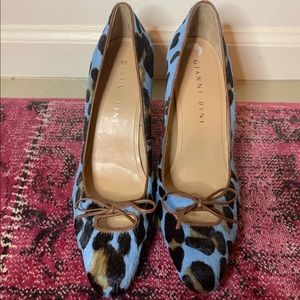 Gianni Bini Blue leopard printed heels